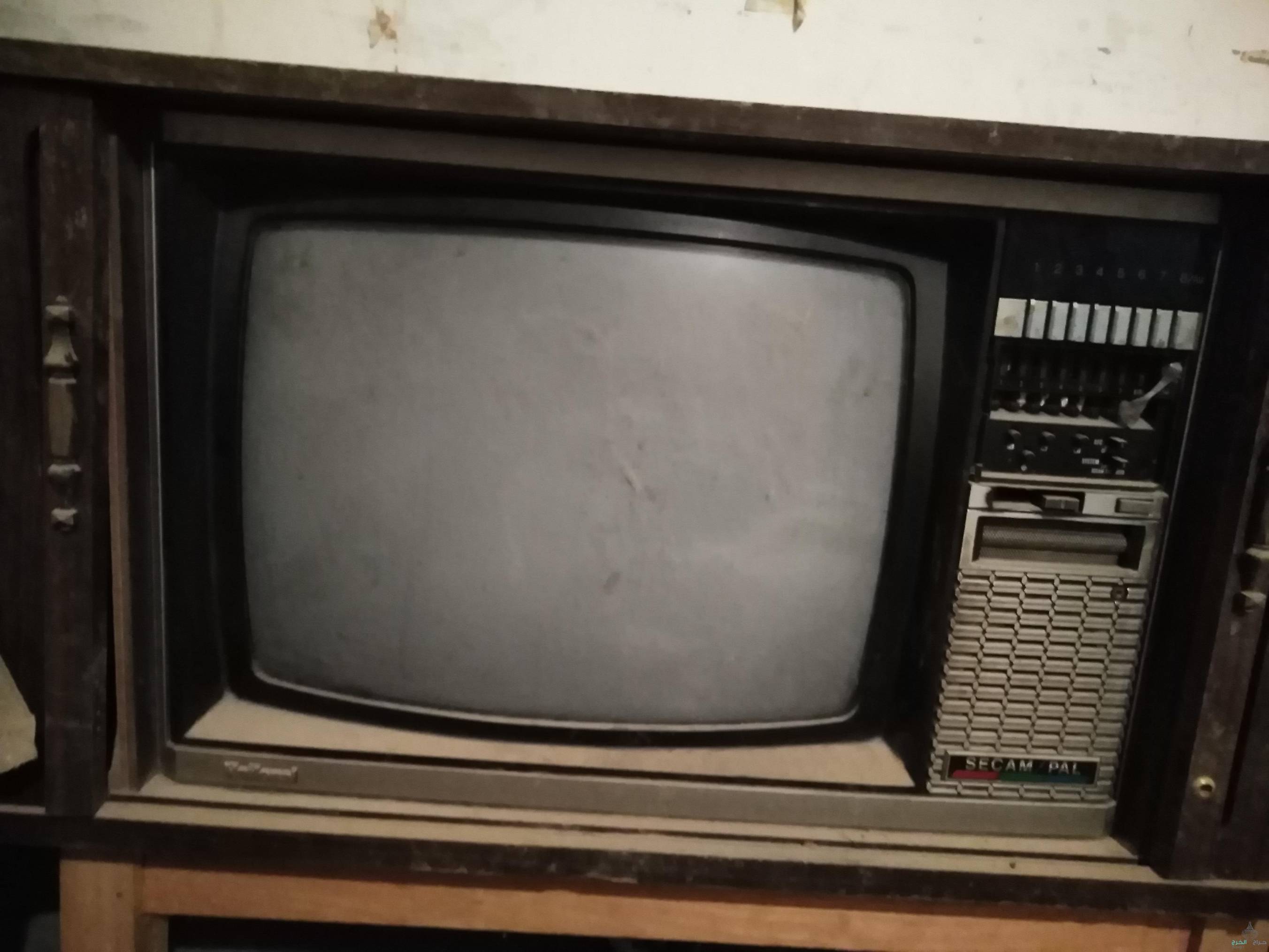 تلفزيون قديم خشبي 
