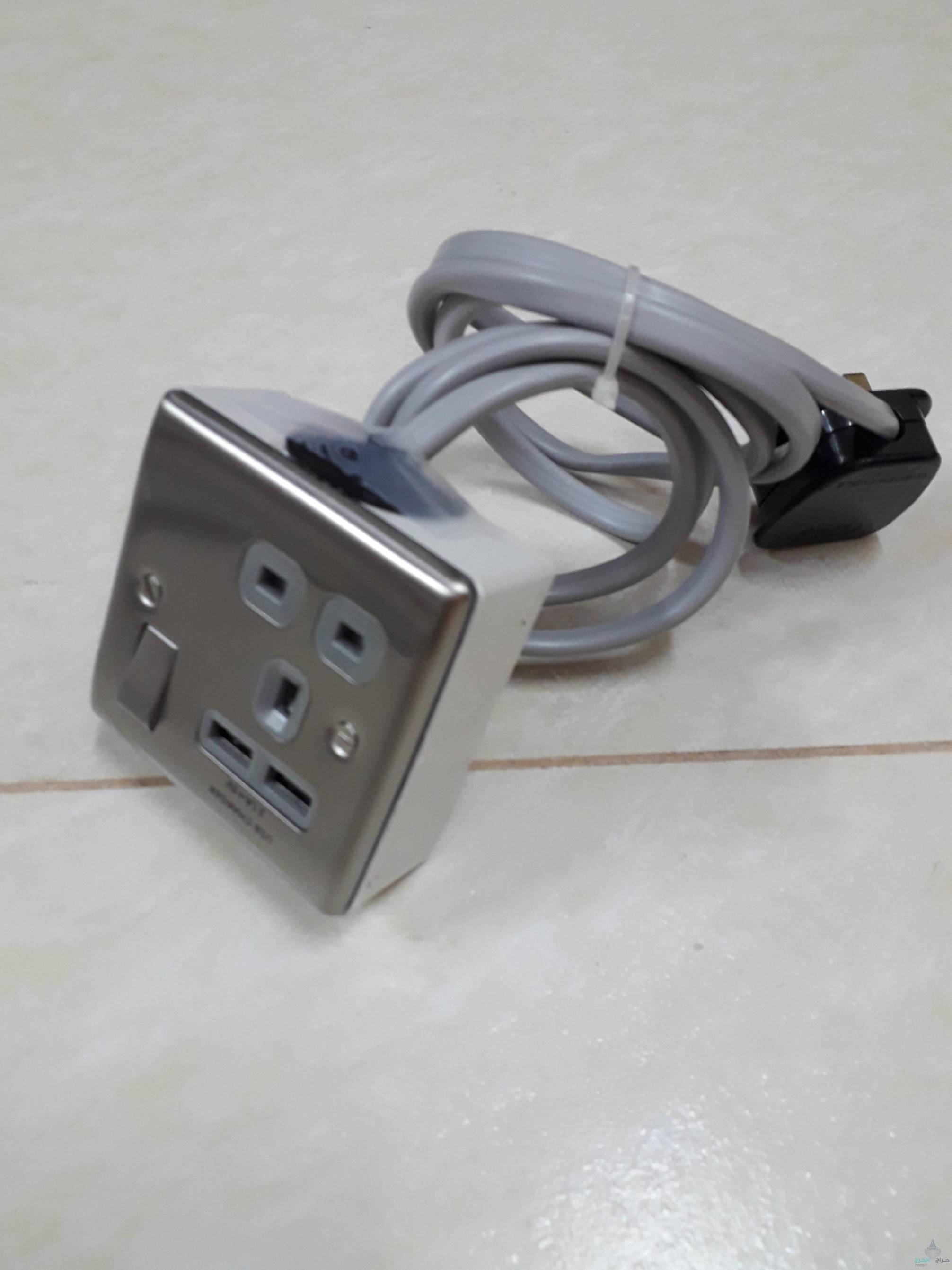 توصيلات USB و كهرباء 