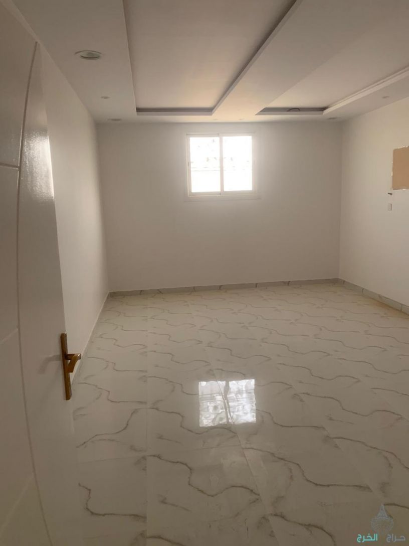 للإيجار شقة حي اليرموك 1009 - مدخل مشترك - جديدة