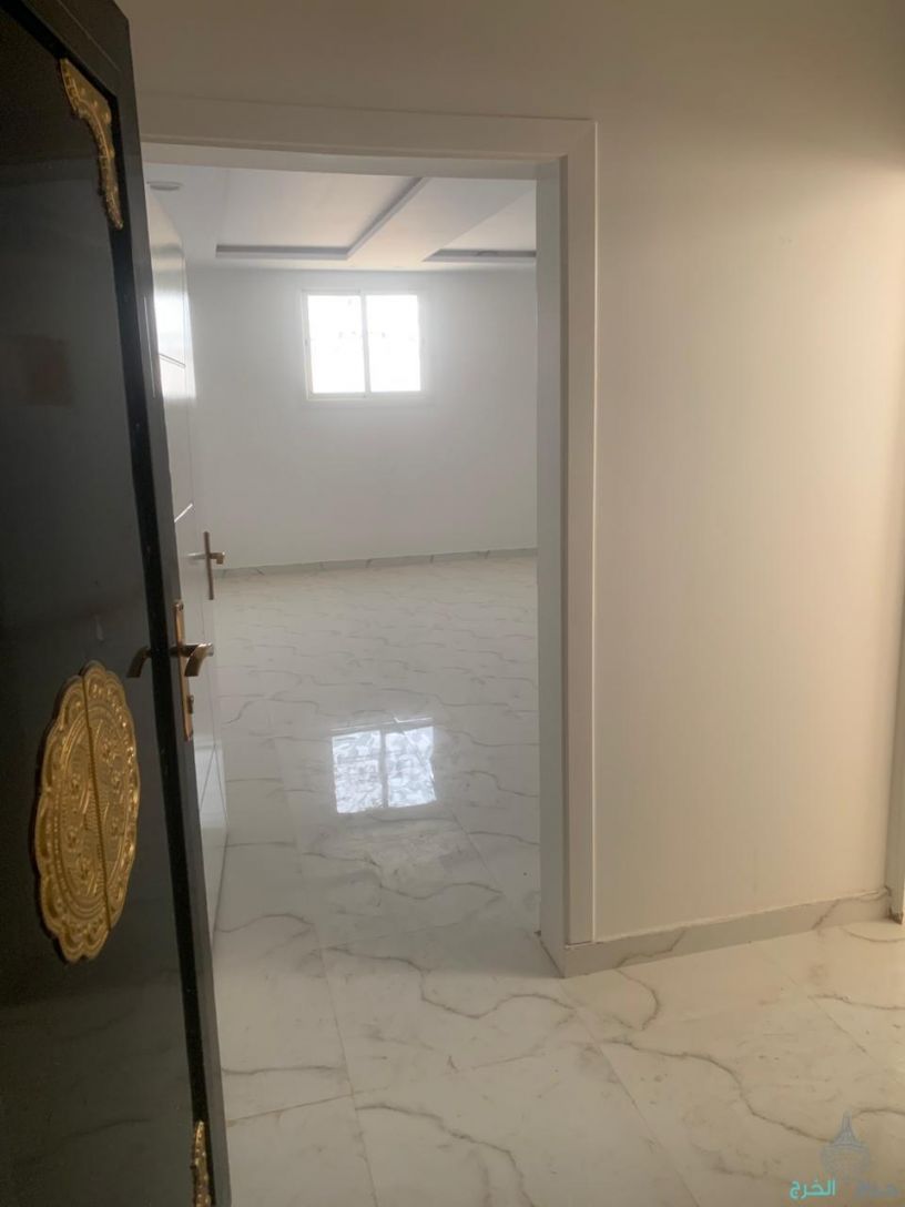 للإيجار شقة حي اليرموك 1009 - مدخل مشترك - جديدة
