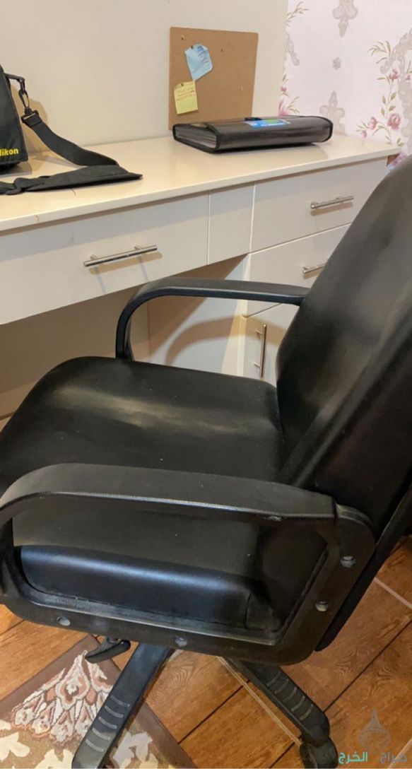 مكتب للبيع مع كرسي مجاناً