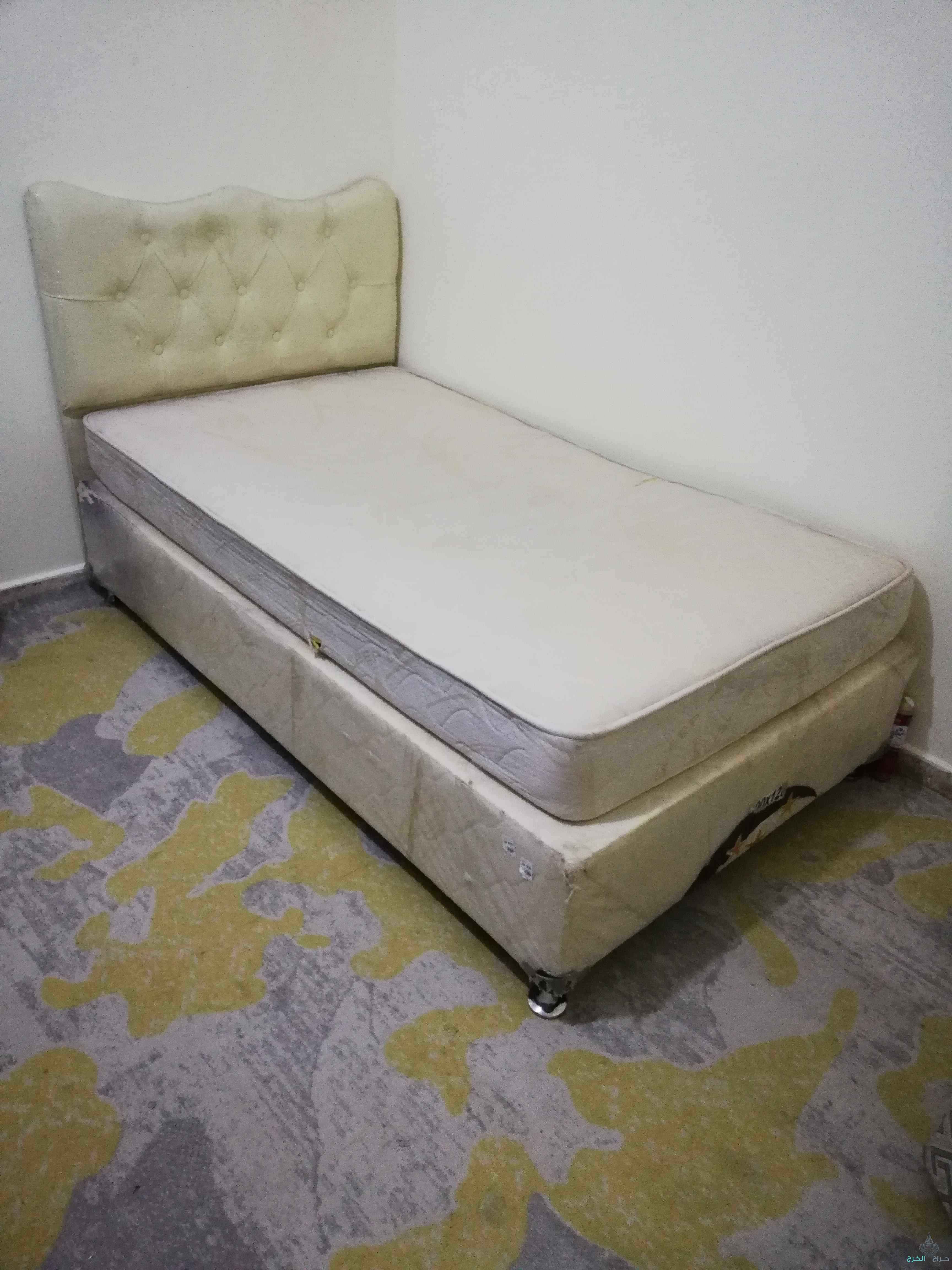 سرير مستعمل نظيف مع مرتبه للبيع الرياض حي الجزيره 