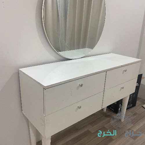 تسريحة مع مرايا دائرية