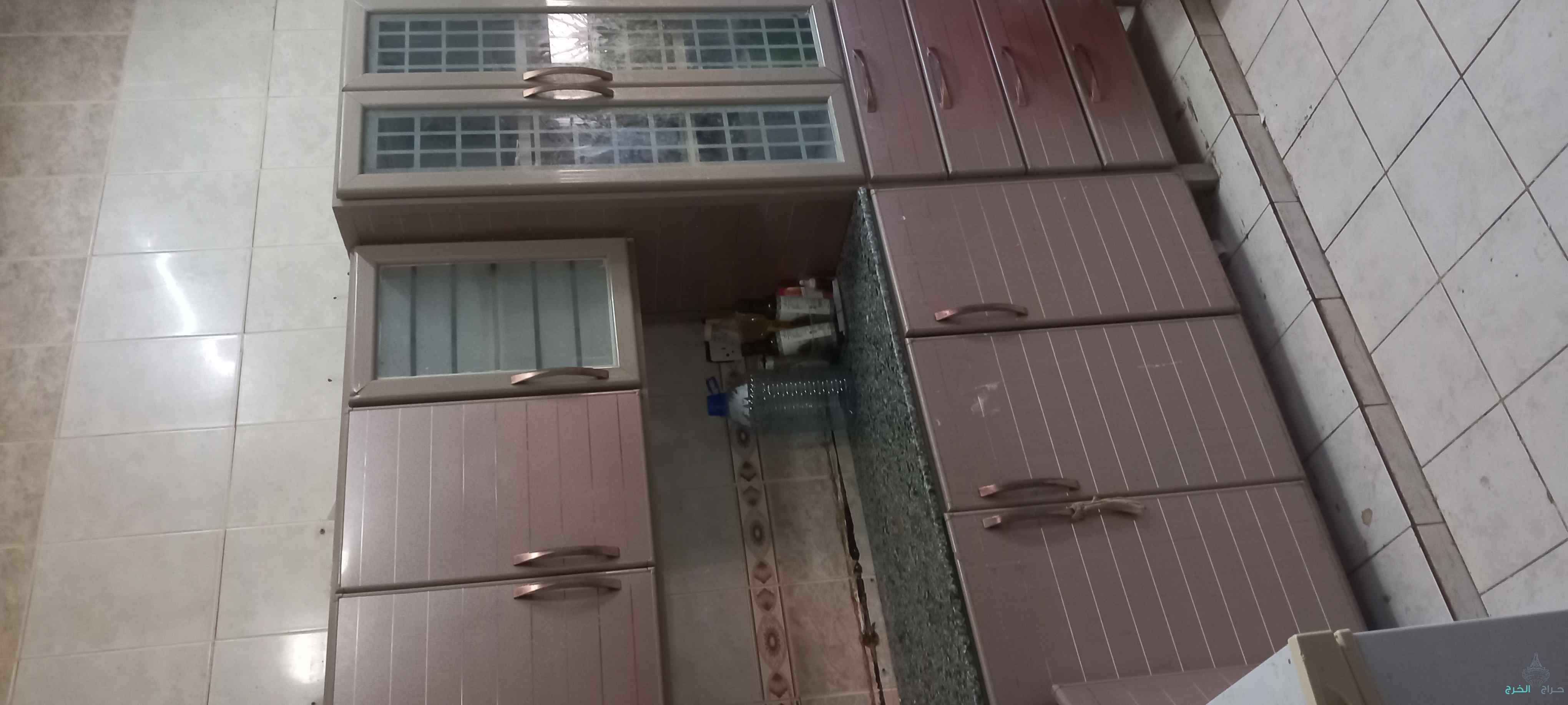 غرفة نوم + كنب + مطبخ