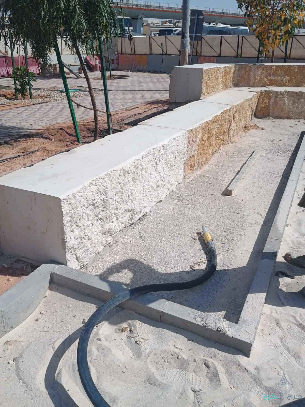 تخشين الخرسانة بل رمل وتنظيف الحجر
