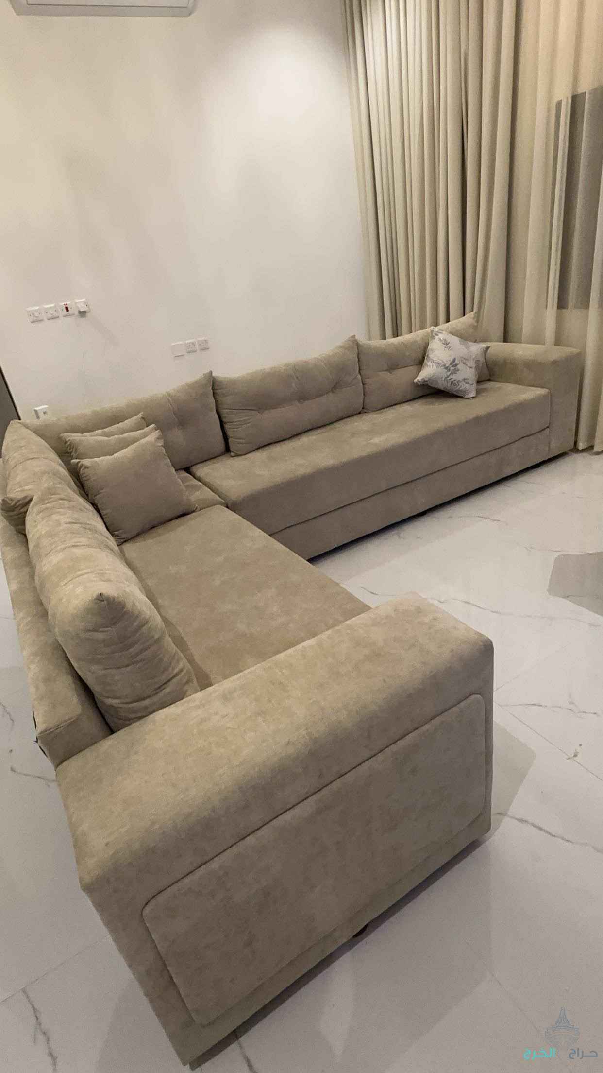 كنب زاوية بحالة ممتازة ونظيف 