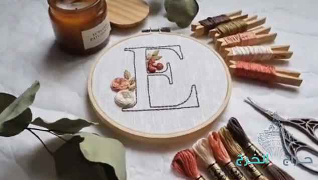 لوحة فنية من التطريز اليدوي