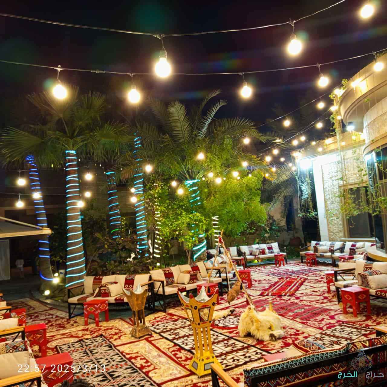 تاجر طاولات طعام