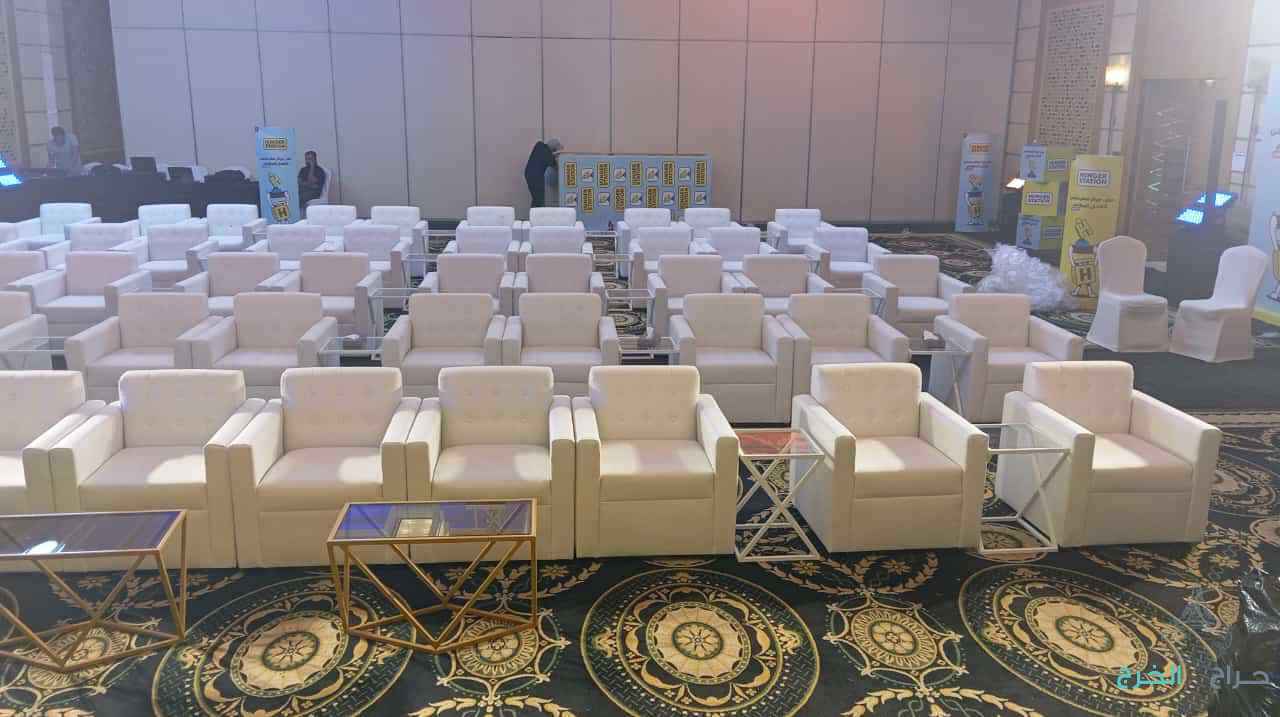 تاجر طاولات طعام