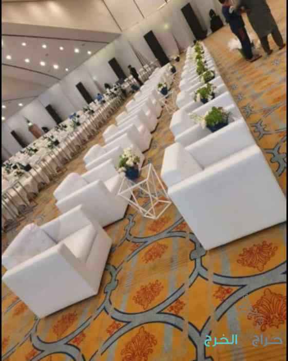 تاجر طاولات طعام