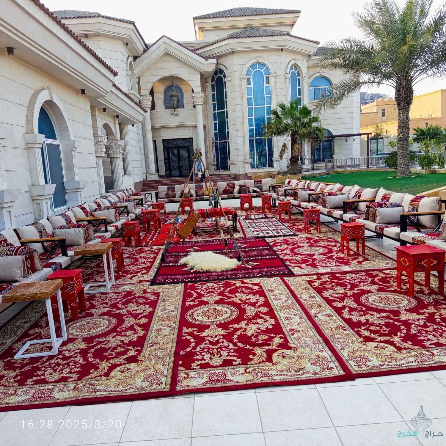 تاجر طاولات طعام