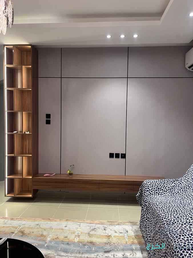 ديكور شاشةديكور تلفزيونكخشب شاشة ديكورخشاب شاشةغرفة نوماثاث مفروشاتابواب خشب جديةباب جديدديكورات شاشة