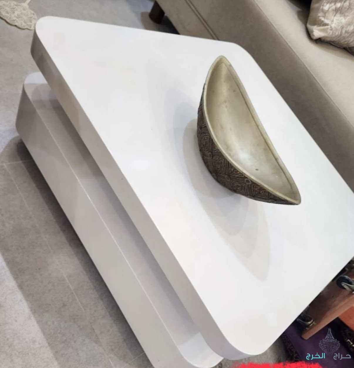 طاوله من سبات فيها اضاءه للبيع على السوم للتواصل