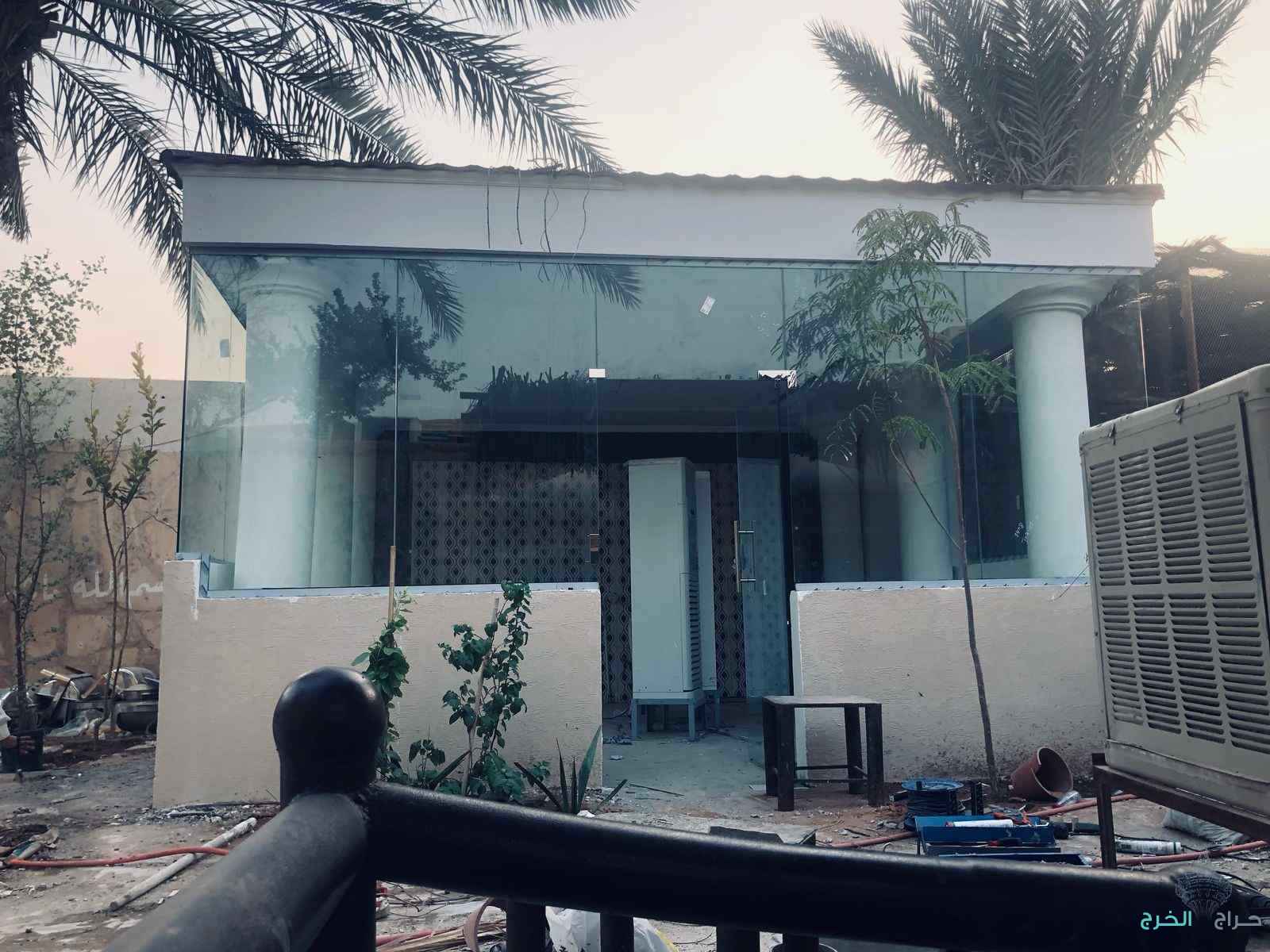 زجاج سكريت واجهات مكاتب شور دربزين استركشر المنيوم فك تركيب صيانه ابواب سحاب