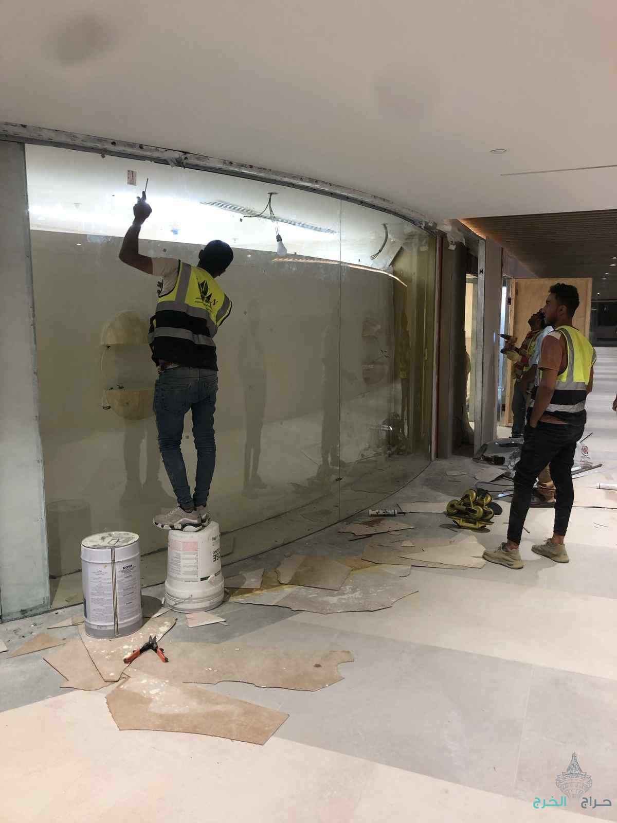 زجاج سكريت واجهات مكاتب شور دربزين استركشر المنيوم فك تركيب صيانه ابواب سحاب