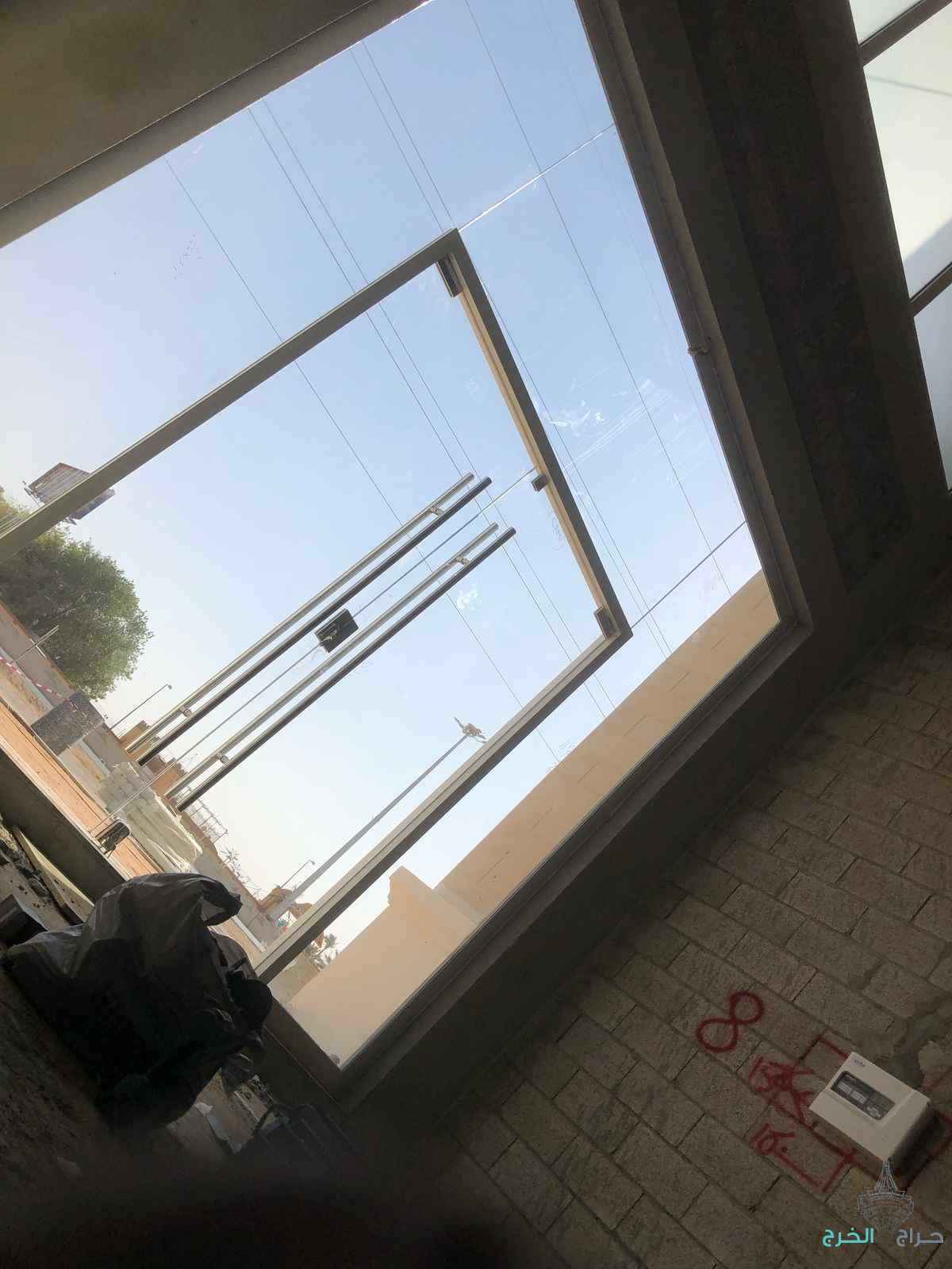 زجاج سكريت واجهات مكاتب شور دربزين استركشر المنيوم فك تركيب صيانه ابواب سحاب
