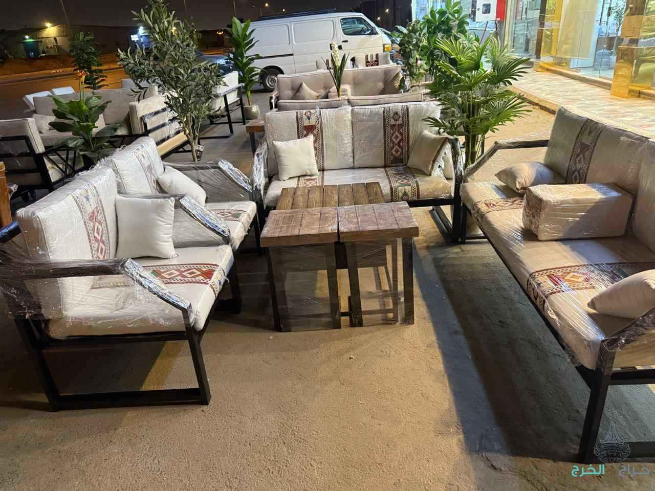كراسي خشب كراسي حديد وطاولات