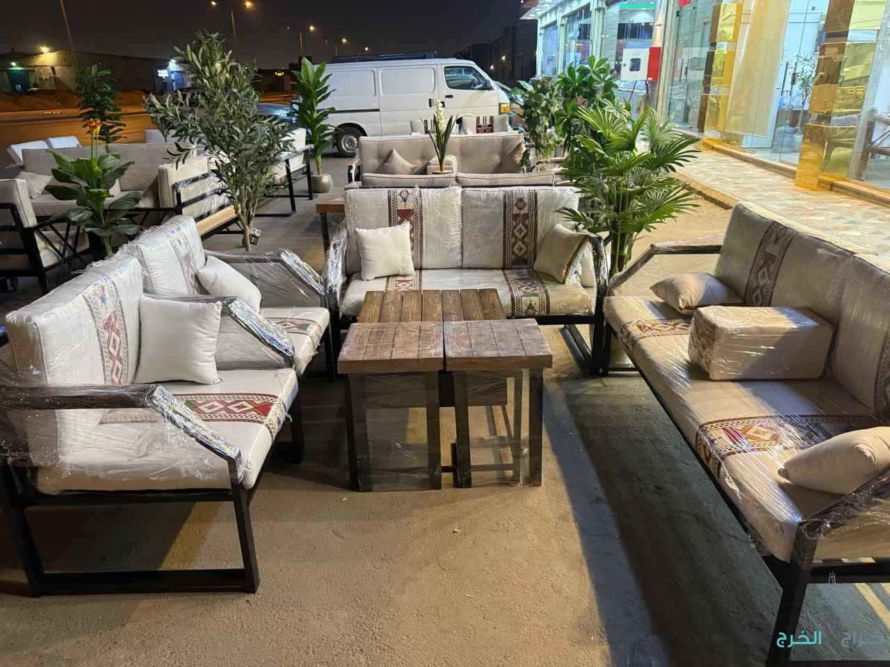 كراسي خشب كراسي حديد وطاولات