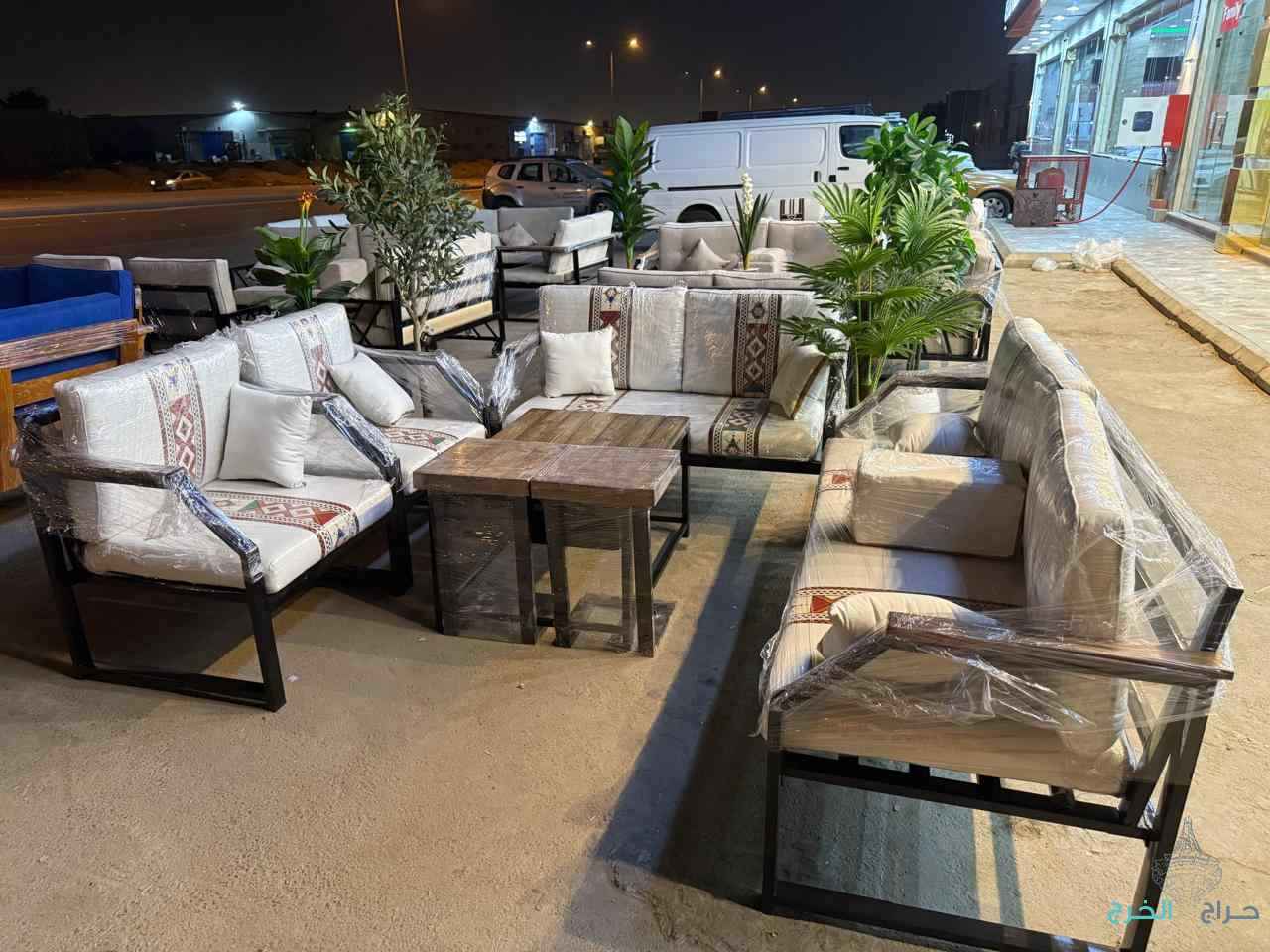 كراسي خشب كراسي حديد وطاولات