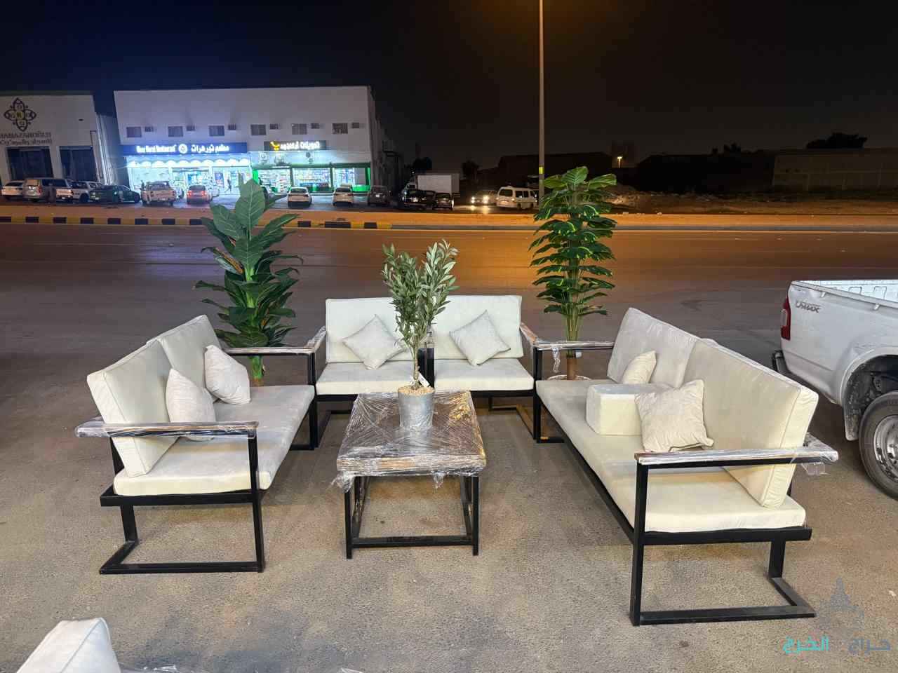 كراسي خشب كراسي حديد وطاولات