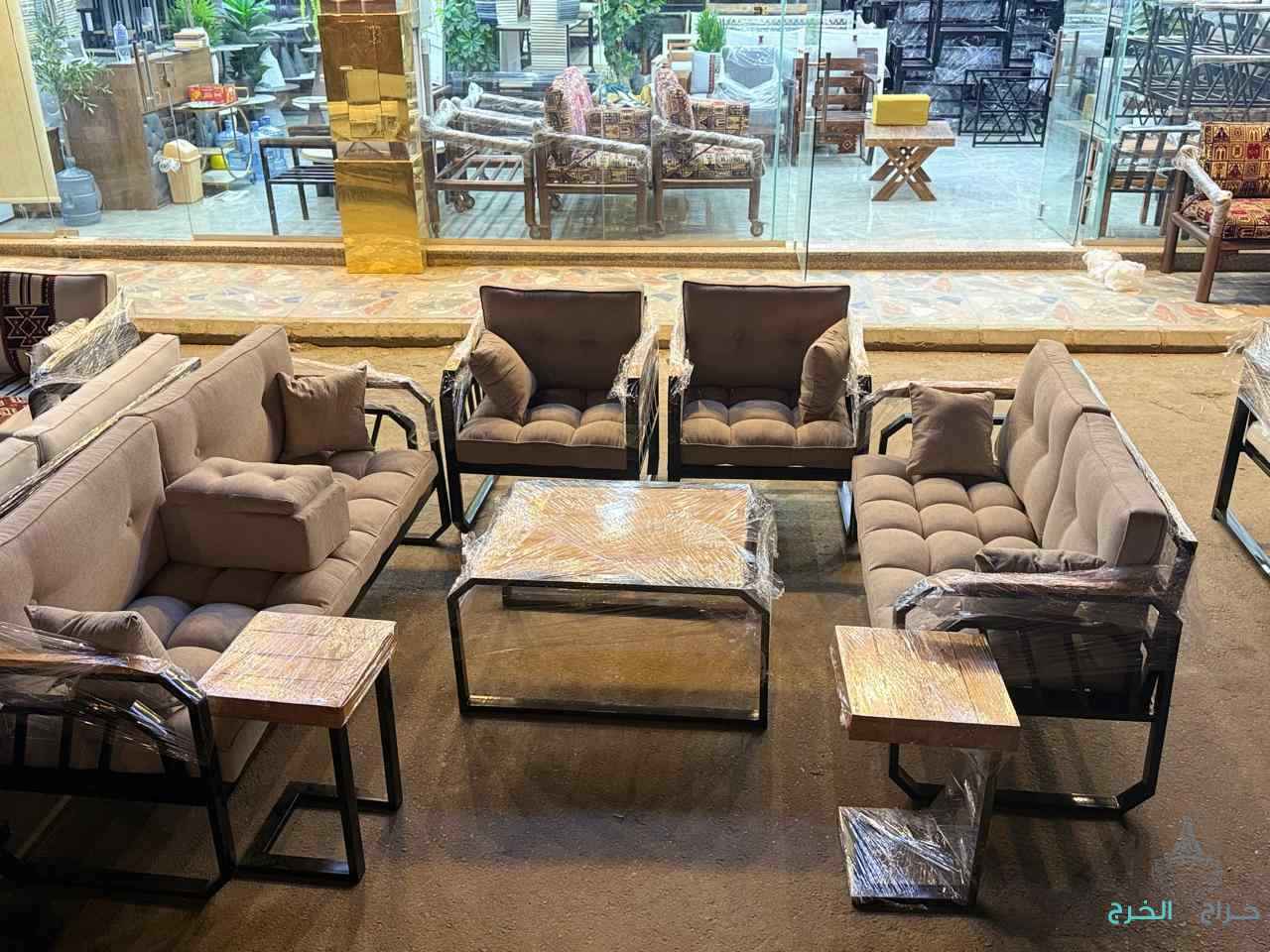 كراسي خشب كراسي حديد وطاولات