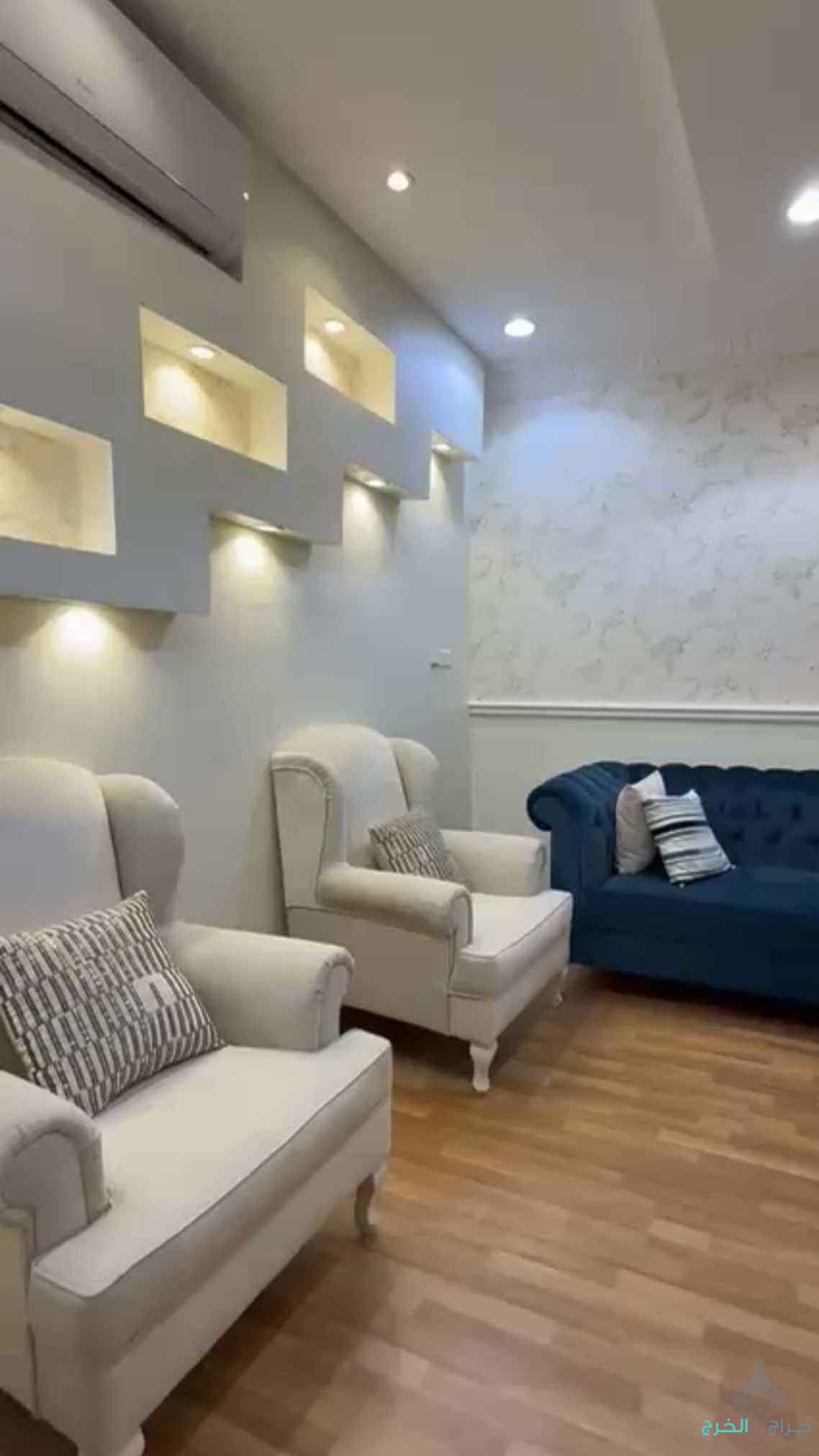 كنب نظيف جدا مع الفرشه والطاولات