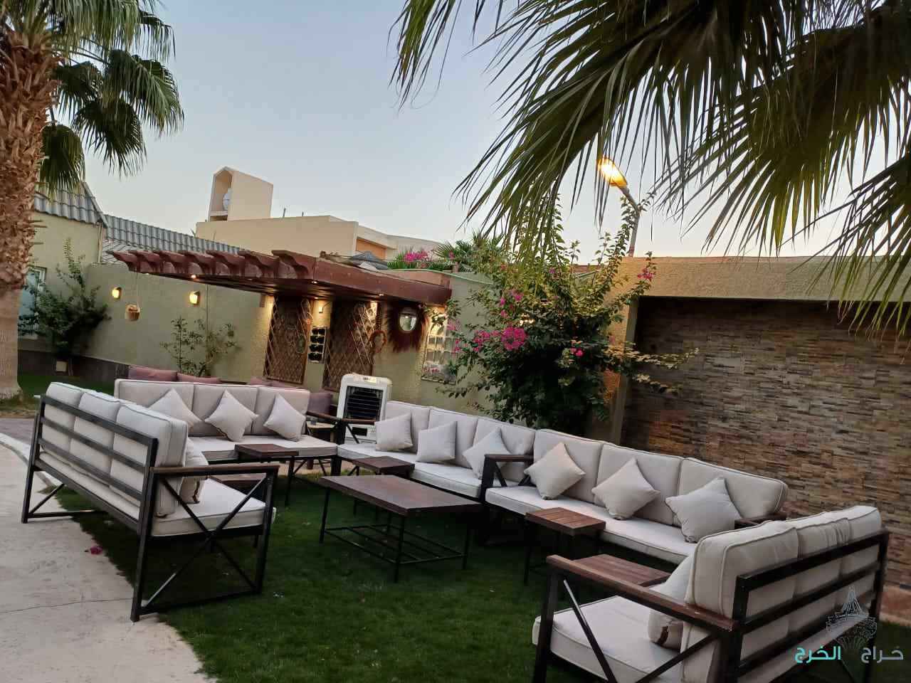 حفلات مناسبات تاجير كراسي وطاولات طعام خشب و قزاز وفرشات ملكي تاجير جلسات شعبيه جلسات مغربي 