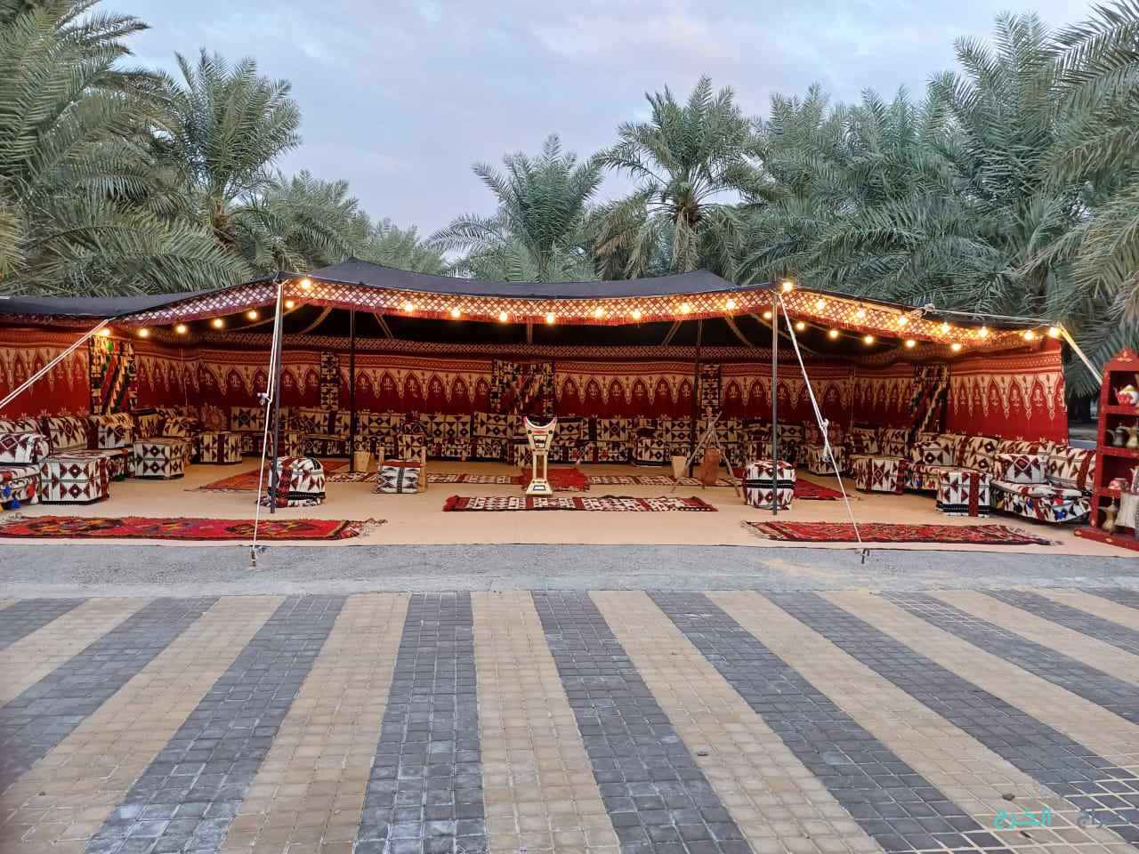 حفلات مناسبات تاجير كراسي وطاولات طعام خشب و قزاز وفرشات ملكي تاجير جلسات شعبيه جلسات مغربي 