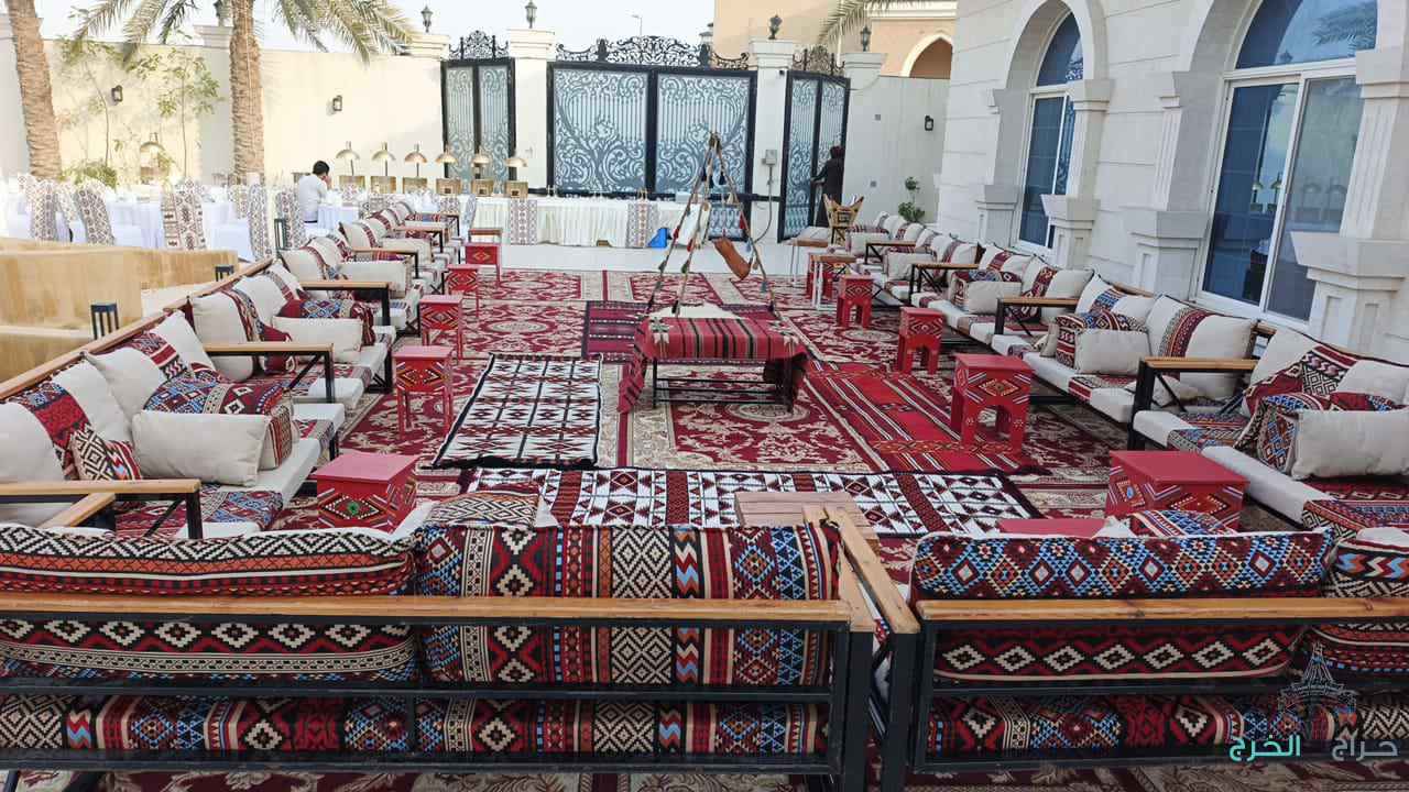 حفلات مناسبات تاجير كراسي وطاولات طعام خشب و قزاز وفرشات ملكي تاجير جلسات شعبيه جلسات مغربي 