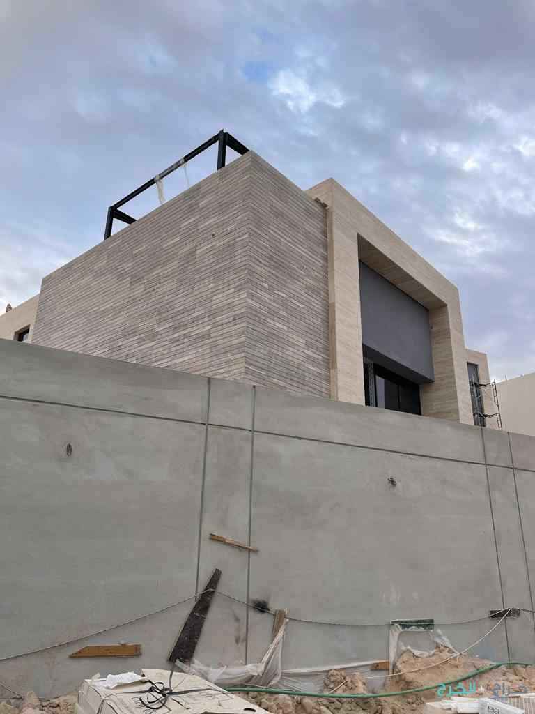 مقاول بناء على