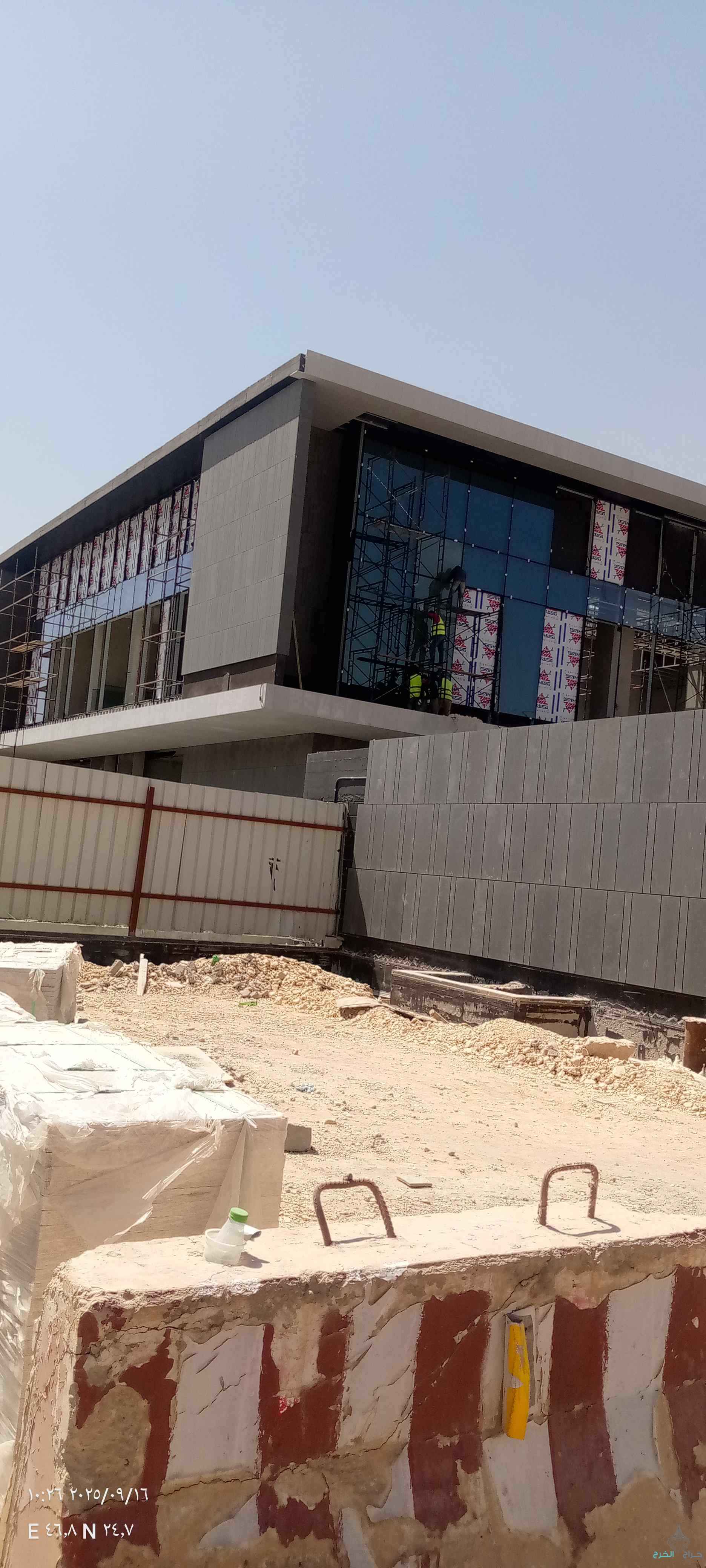 مقاول بناء على