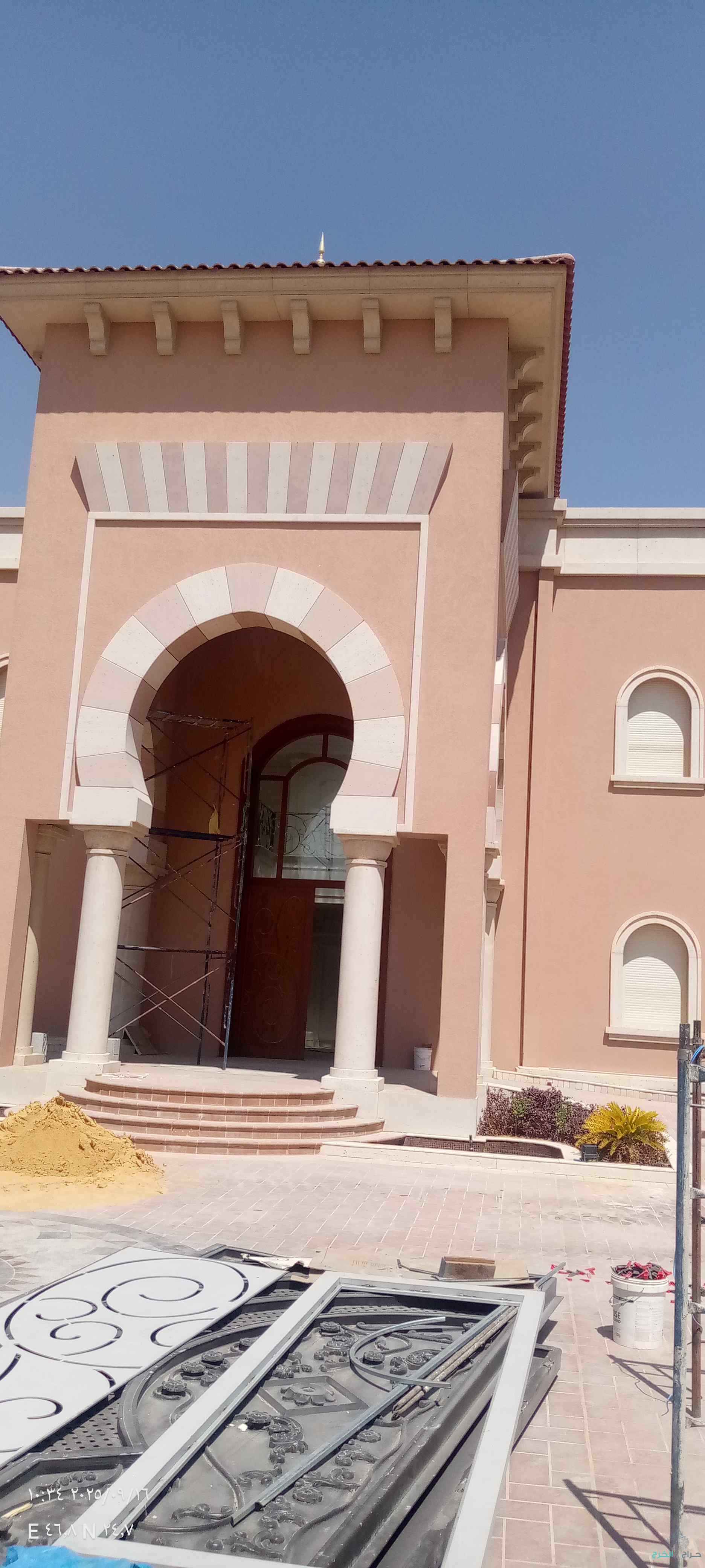 مقاول بناء على