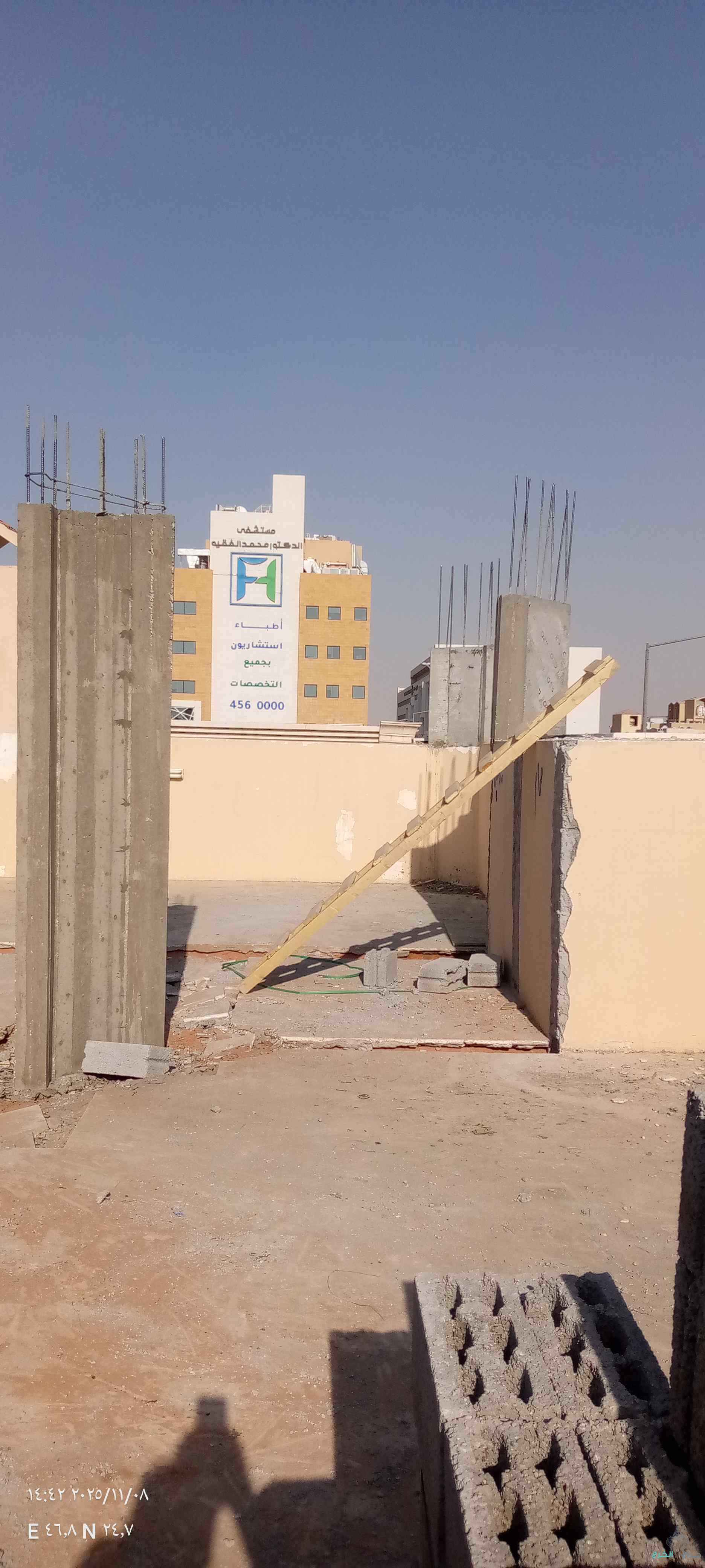 مقاول بناء على