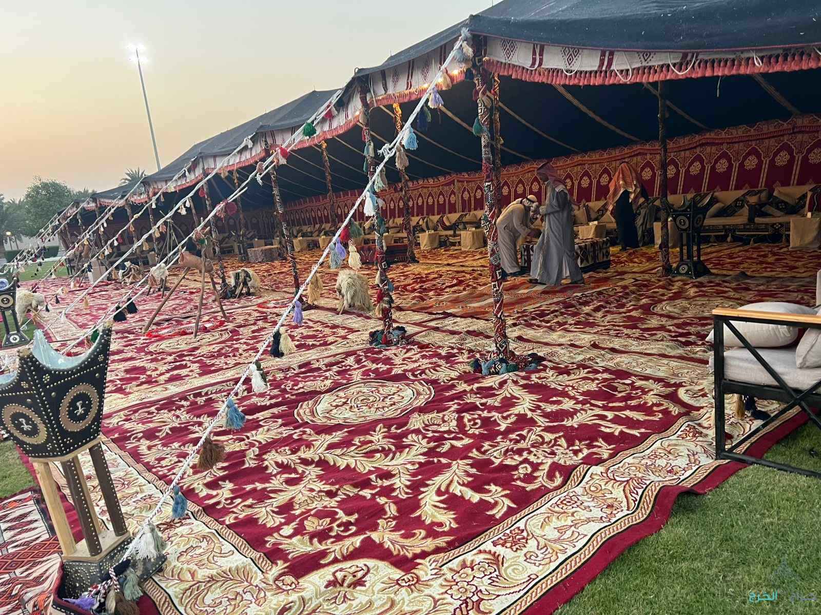 تأجير خيم اوروبيه جلسات شعبيه كنب مستطيل كنب داري