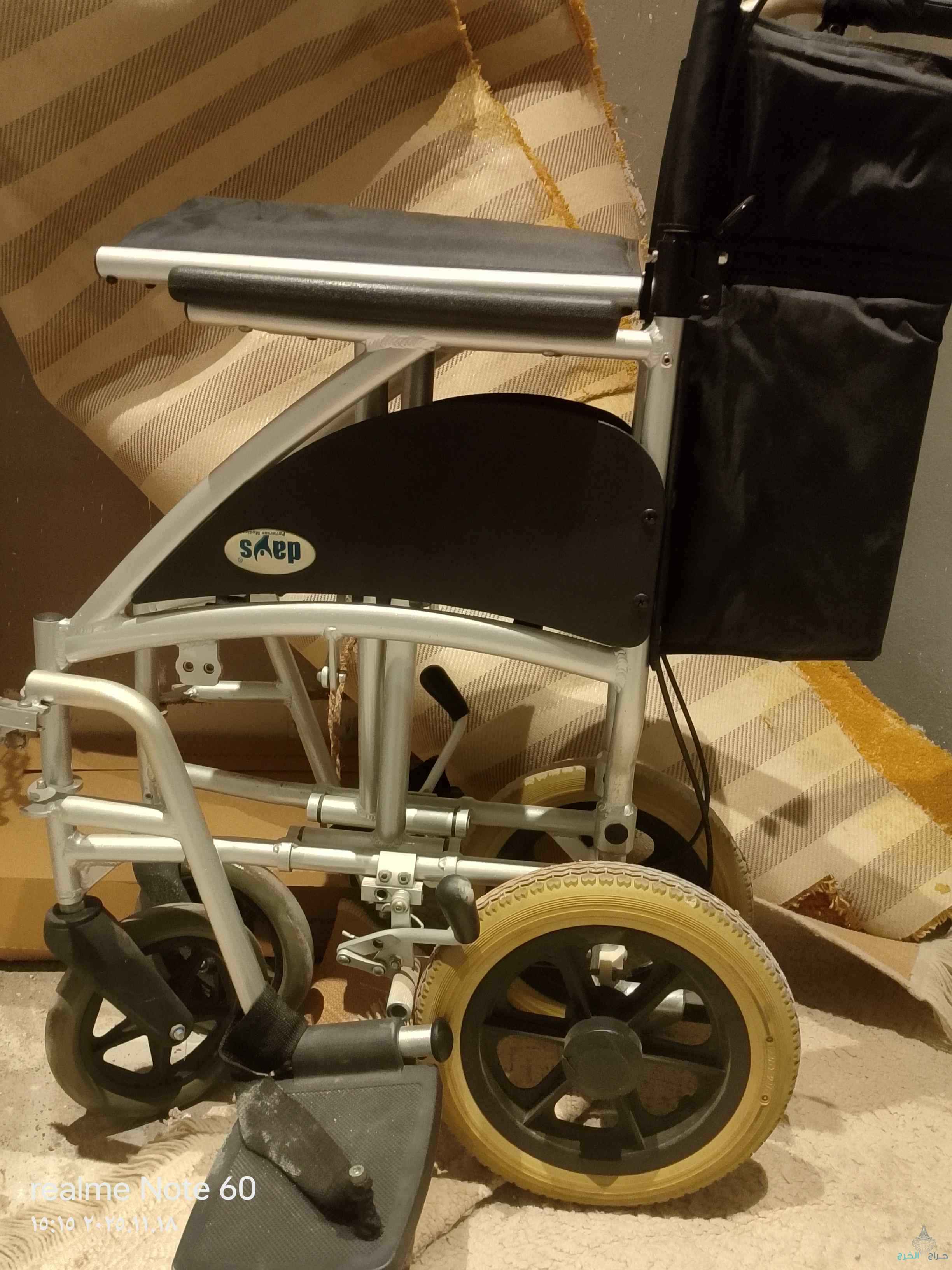 كرسي متحرك يدوي مستخدم نظيف