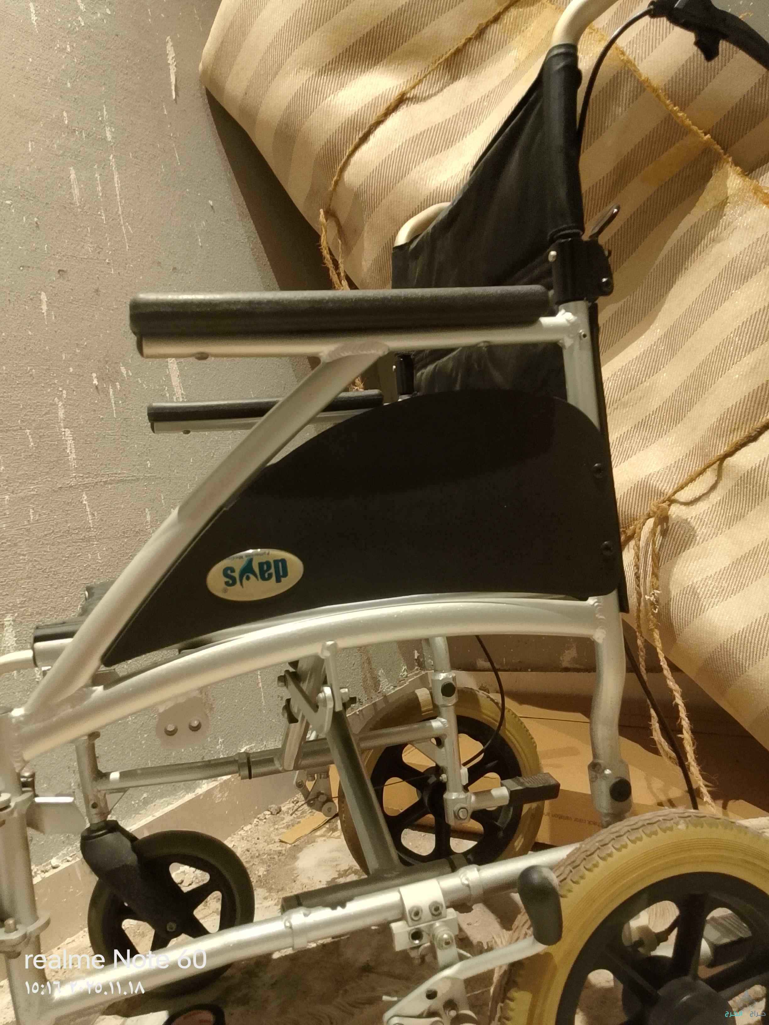 كرسي متحرك يدوي مستخدم نظيف