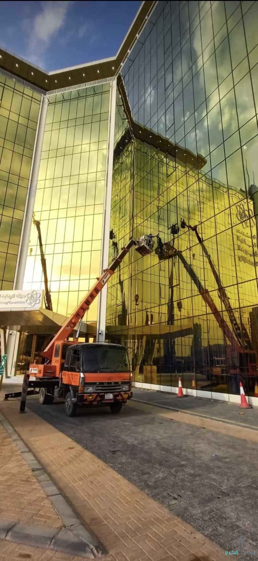 تنظيف واجهات زجاجيه 