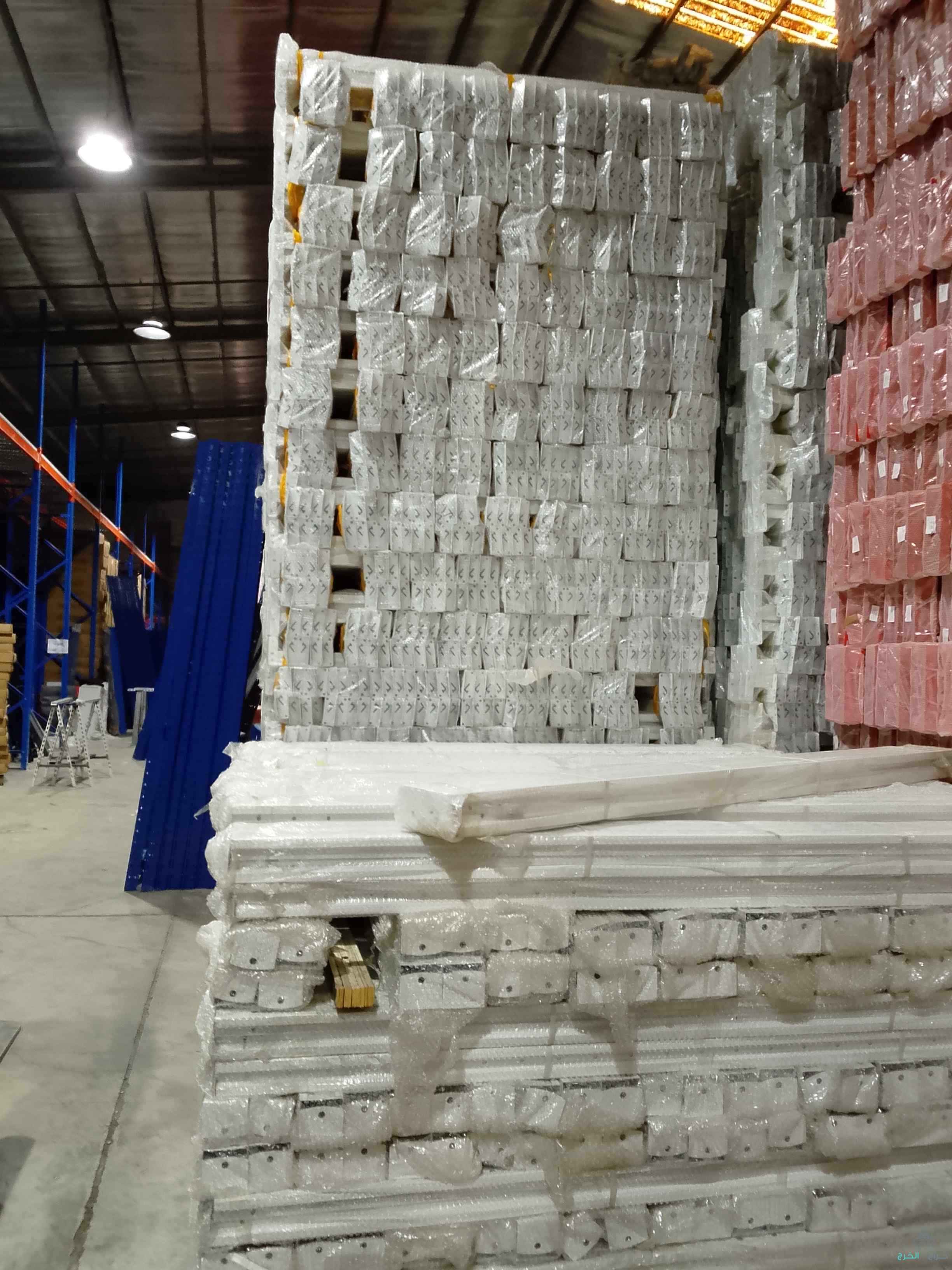 رفوف سوبر ماركت رفوف منازل رفوف مطابخ رفوف صيدليات طاولات مكاتب كاشير 