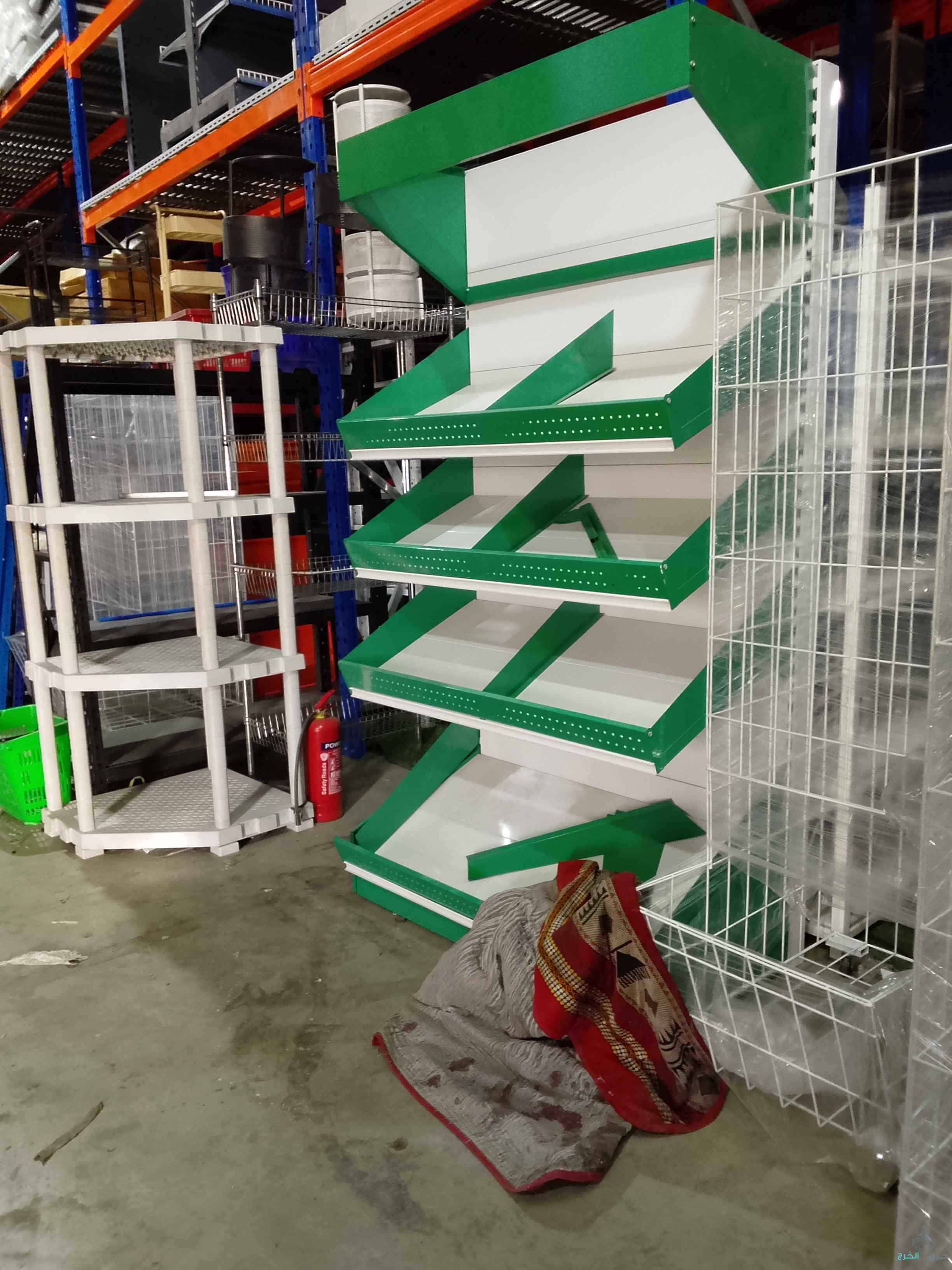 رفوف سوبر ماركت رفوف منازل رفوف مطابخ رفوف صيدليات طاولات مكاتب كاشير 