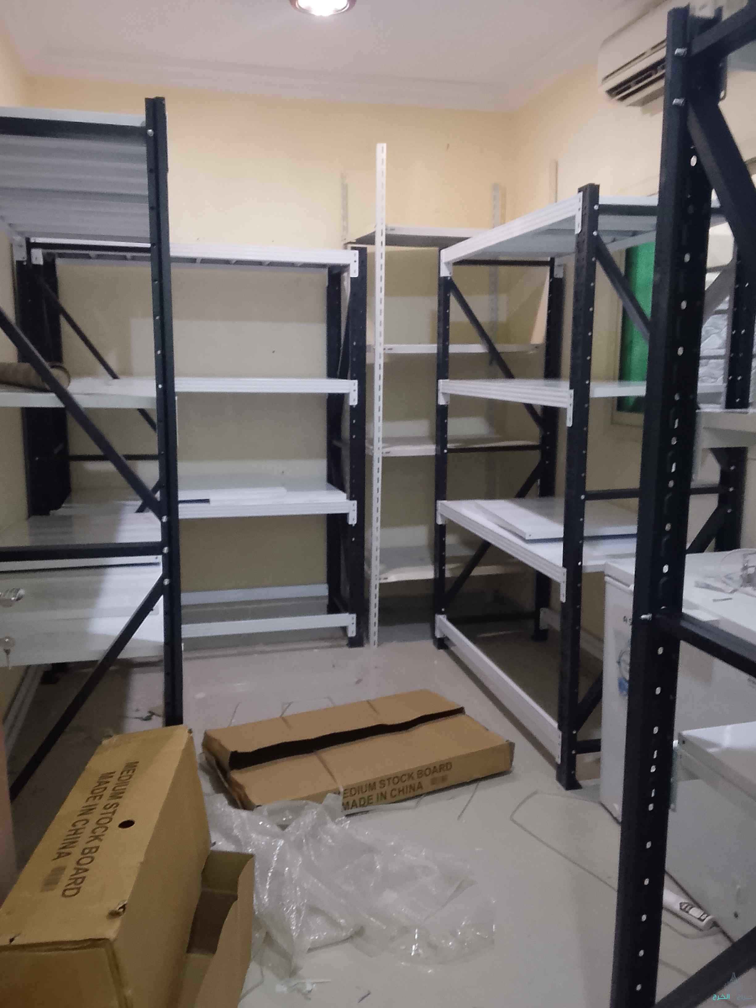 رفوف سوبر ماركت رفوف منازل رفوف مطابخ رفوف صيدليات طاولات مكاتب كاشير 