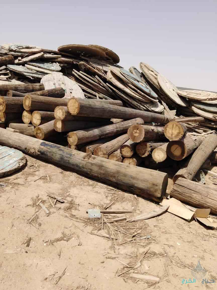 للبيع اعمده خشب الصنوبر الكهرباء القديمه اطوال مختلفه من 3.5 الى 12 متر البيع جمله مختلفالمقاسات ومقاولات شبوك