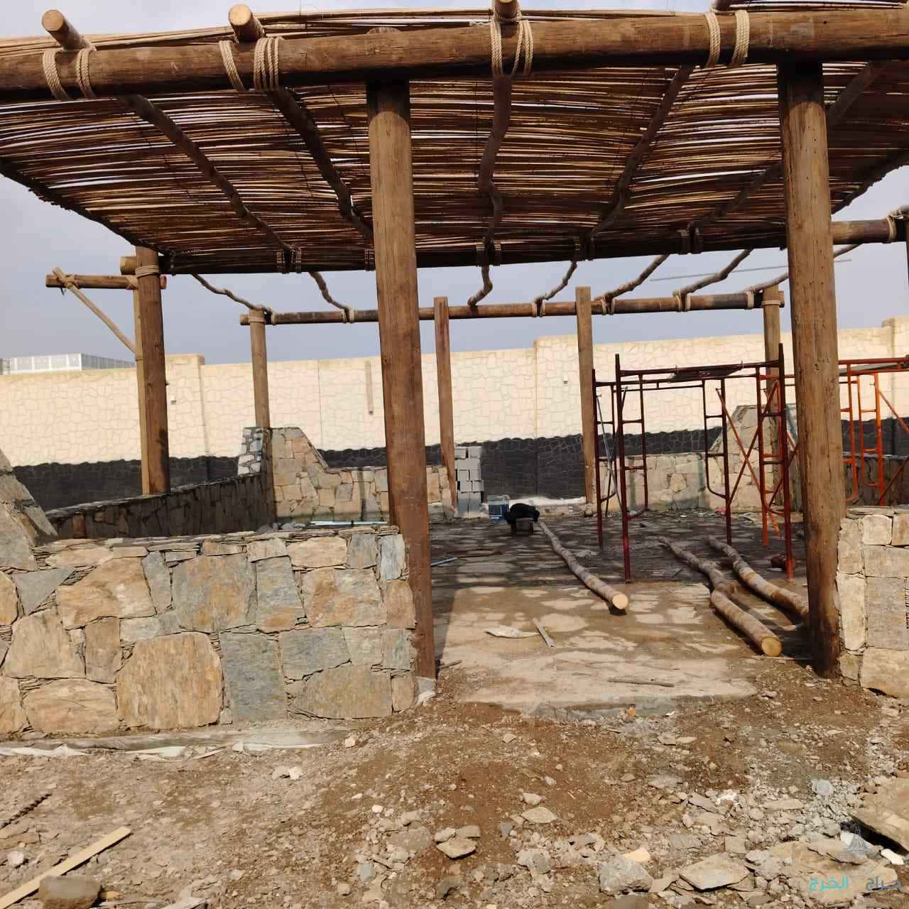 للبيع اعمده خشب الصنوبر الكهرباء القديمه اطوال مختلفه من 3.5 الى 12 متر البيع جمله مختلفالمقاسات ومقاولات شبوك