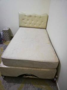 سرير مستعمل نظيف مع مرتبه للبيع الرياض حي الجزيره 