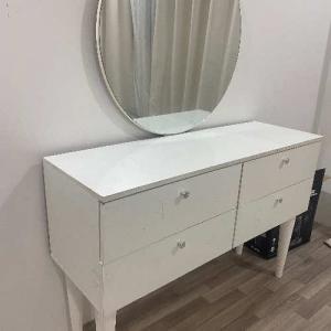 تسريحة مع مرايا دائرية