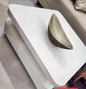 طاوله من سبات فيها اضاءه للبيع على السوم للتواصل