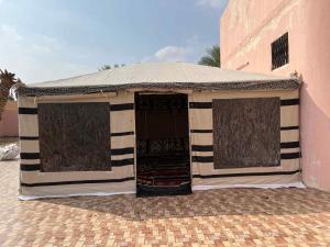 خيمة على هيكل حديد