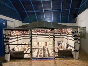 بيت شعر ملكي ثابت