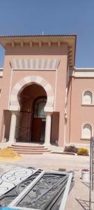 مقاول بناء على 