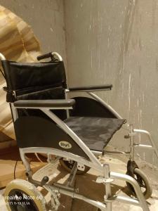 كرسي متحرك يدوي مستخدم نظيف